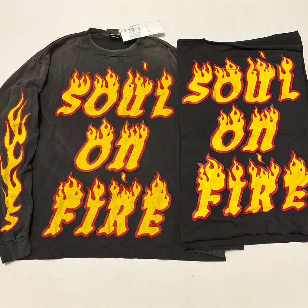 Authentic sample. Don’t buy products made from pictures. SAINT Mxxxxxx LS TEE/SOUL ON FIRE/BLK Soul Flame/Flame Long Sleeve. Washed Black S-XL. Look for cylindrical fabrics without side seams. Don’t buy open-width ones anymore. It’s boring.